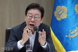"조국·윤미향 사면 부담 털자" 李, 생중계 없이 국무회의
